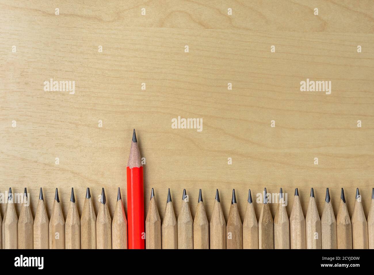 Diverso della sporgenza della matita da altri mostrando concetto di business unici di pensare diversi dalla folla e uno speciale con abilità di leadership. Foto Stock