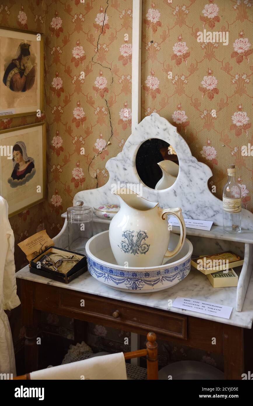 c19 Vintage, Vecchio o antico marmo-top lavabo, lavabo e caraffa d'acqua nella vecchia camera da letto del Village House Museum Colmars-les-Alpes Provence Foto Stock
