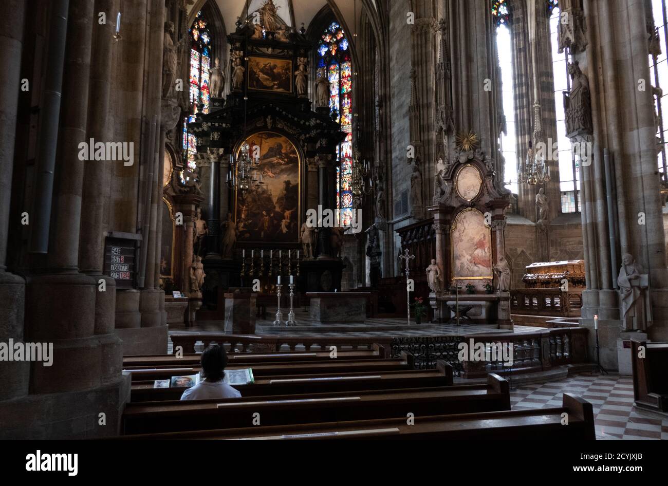 Lone uomo che prega all'interno della cattedrale di Santo Stefano o Stephansdom a Vienna, Austria, Europa. Persone e religione nella chiesa cattolica di Vienna Foto Stock