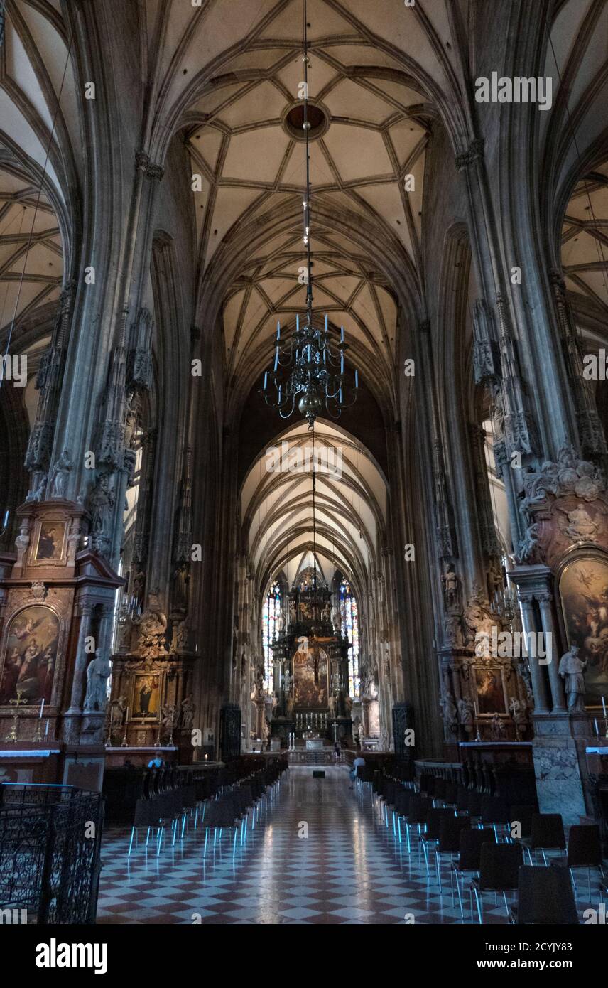 Vista interna della cattedrale di Santo Stefano o di Stephansdom a Vienna, Austria, Europa. Monumento religioso e chiesa cattolica a Vienna Foto Stock