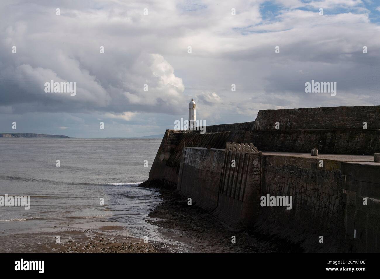 Bassa marea al Faro di Porthcawl e Breakwater. Molo/Breakwater Porthcawl Galles Regno Unito Foto Stock