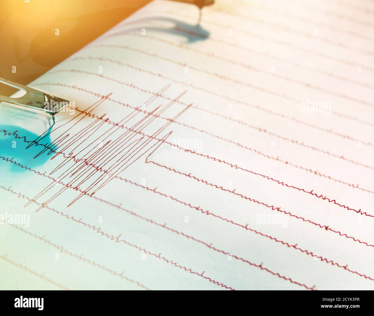 Ago oscillante del sismografo alla rottura di un terremoto. Foto Stock