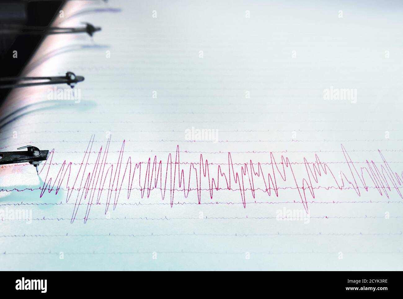 Ago oscillante di sismografo a lungo termine terremoto. Foto Stock