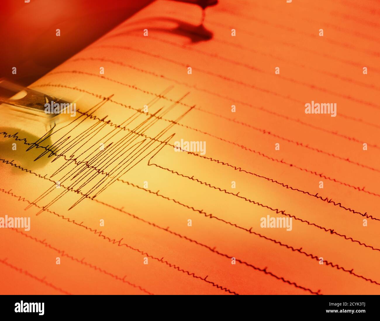 Ago oscillante del sismografo al terremoto in pericolosa atomosfera rossa Foto Stock