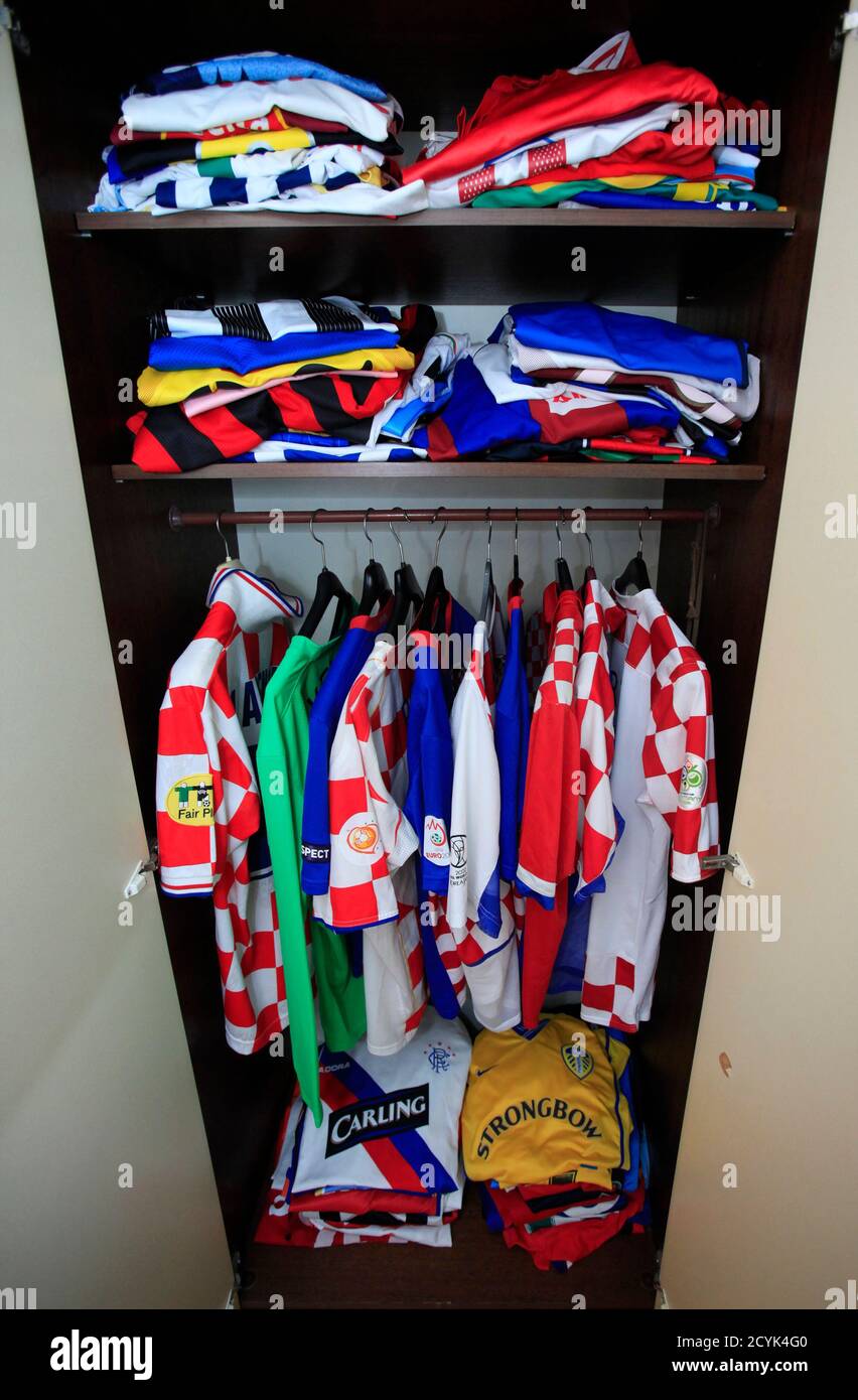 Un armadio pieno di maglia di calcio sono visti nella casa di Josip  Kovacevic Vjere a Osijek, Croazia orientale, 31 maggio 2012. Vjere  raccoglie maglie da calcio dal 1995 e possiede più
