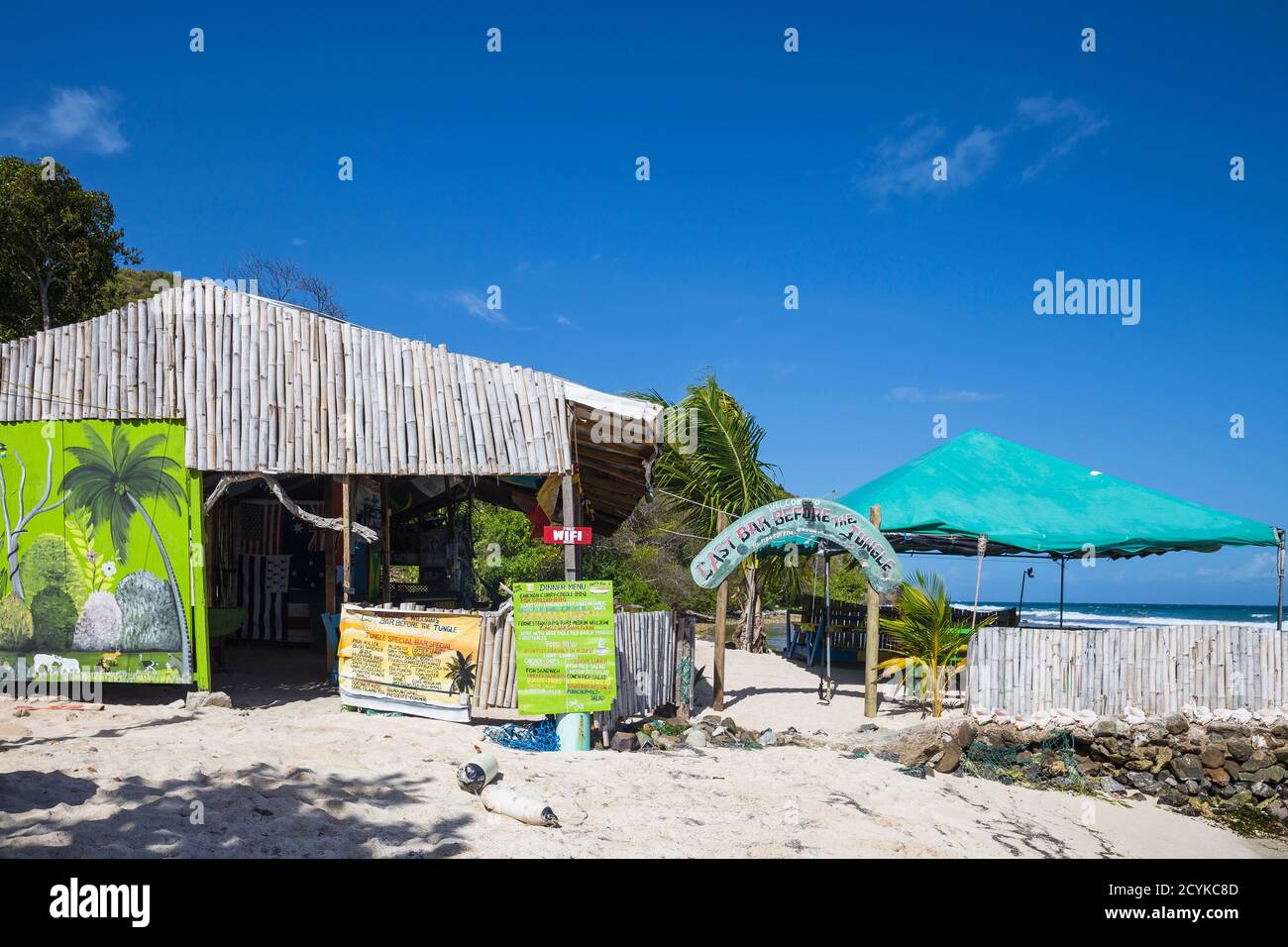 St Vincent e Grenadines, Mayreau, Saltwhistle Bay, Last bar prima del Jungle Restaurant e bar sulla spiaggia Foto Stock