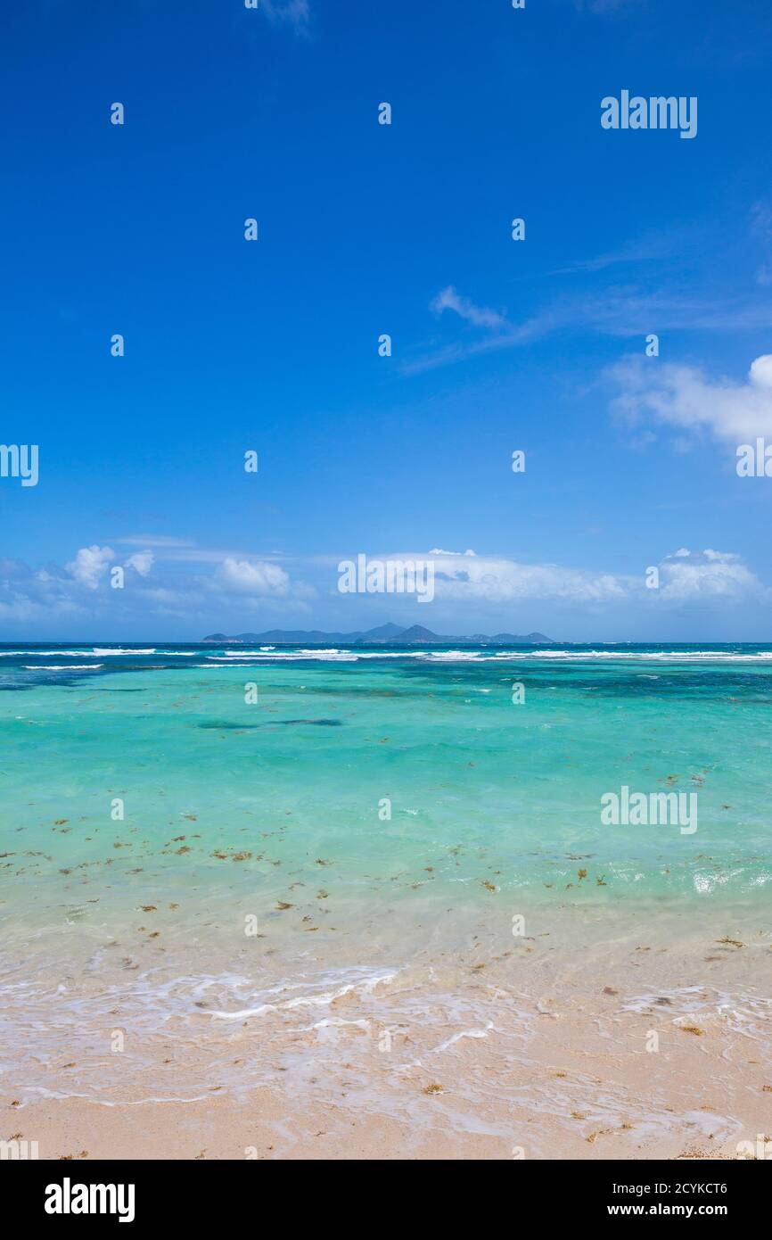 Saint Vincent e Grenadine, Mayreau, Saltwhistle Bay, vista verso Canouan Grenada Foto Stock
