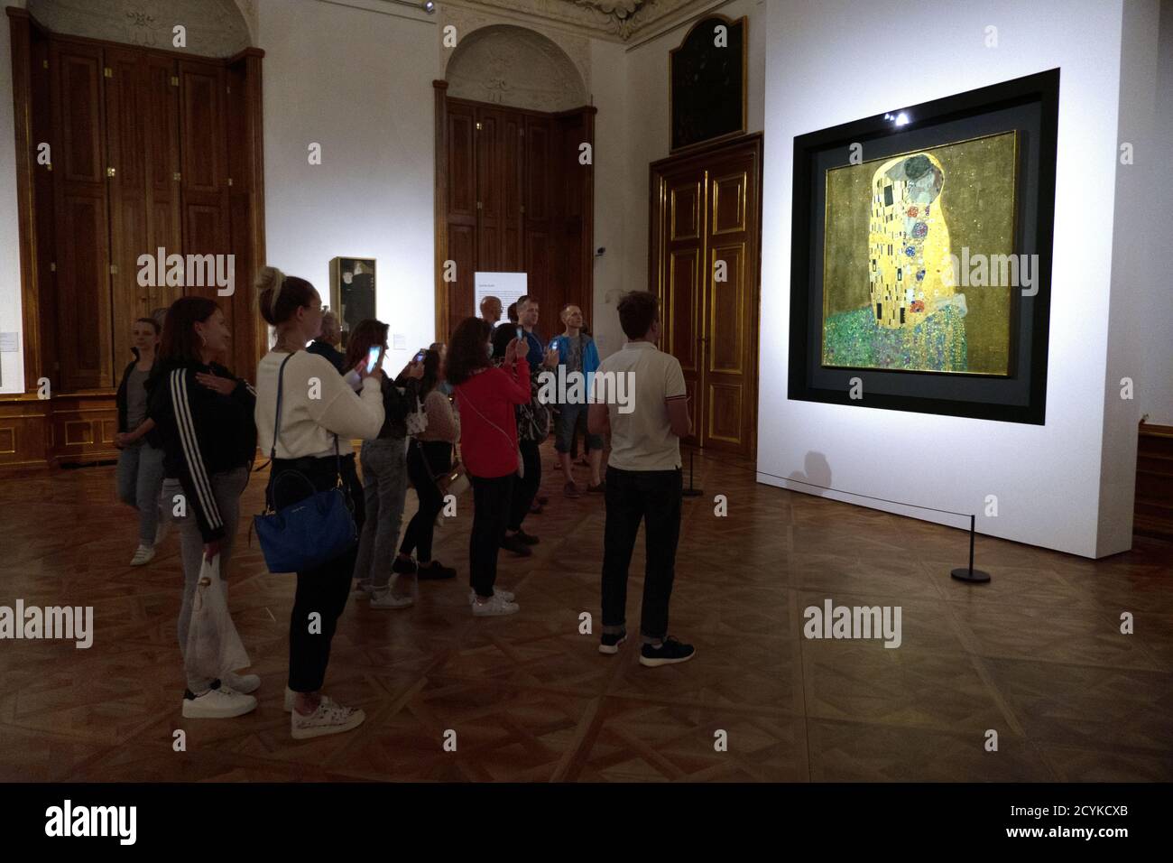 Il bacio, dipinto di Gustav Klimt al Museo Belvedere di Vienna, Austria, Europa. Mostra d'arte e collezione con persone, turisti, visitatori Foto Stock