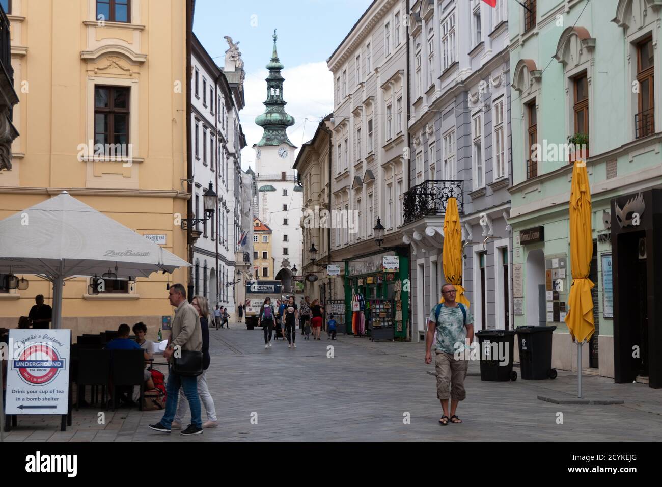 Vista del centro città di Bratislava, Slovacchia, Europa con negozi, negozi e persone a piedi in strada. Città capitale slovacca con paesaggio urbano Foto Stock