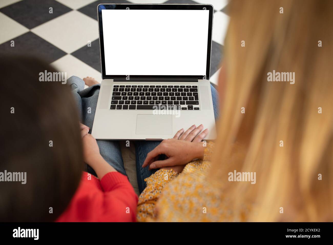 Madre e figlia utilizzando portatile a casa Foto Stock
