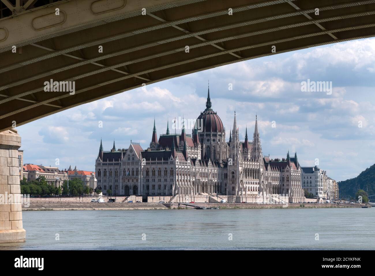 Vista esterna dell'edificio del Parlamento ungherese, o Assemblea Nazionale, sulla riva del Danubio a Budapest, Ungheria Foto Stock