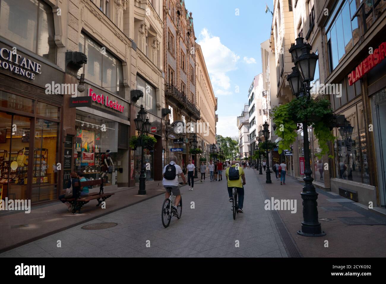 Vaci Utca, famosa via pedonale di Budapest, Ungheria, Europa con negozi, negozi e negozi. Vista sulla città ungherese e stile di vita Foto Stock