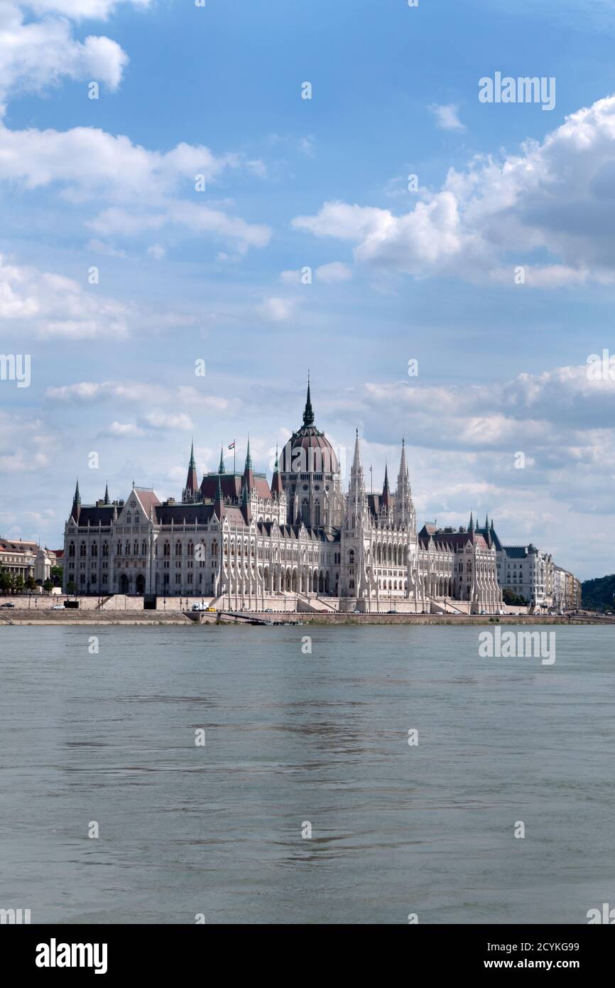 Vista esterna dell'edificio del Parlamento ungherese, o Assemblea Nazionale, sulla riva del Danubio a Budapest, Ungheria Foto Stock