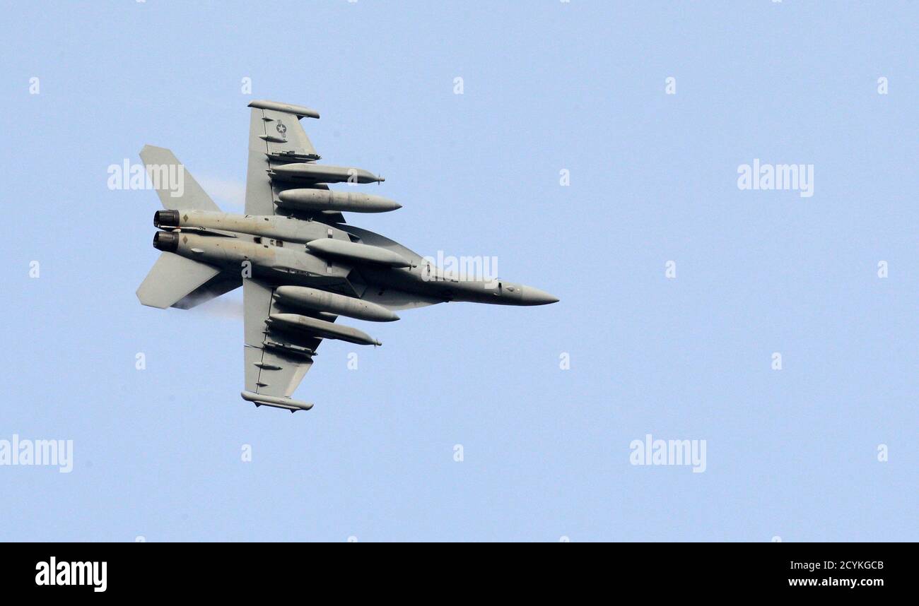 Un aereo da guerra elettronico EA-18G Growler vola sopra la base aerea della NATO ad Aviano il 19 marzo 2011. La comunità internazionale deve accelerare la situazione in Libia, ha affermato sabato una fonte del governo francese dopo che le forze fedeli al leader libico Muammar Gheddafi hanno attaccato la città di Bengasi, detenuta dai ribelli. Un diplomatico della NATO ha affermato che non era prevista alcuna decisione in merito all'azione della NATO prima di domenica, ma ha aggiunto: »ovviamente si sta esercitando pressione per fare qualcosa ora». REUTERS/Alessandro Garofalo (ITALIA - Tags: POLITICA MILITARE) Foto Stock