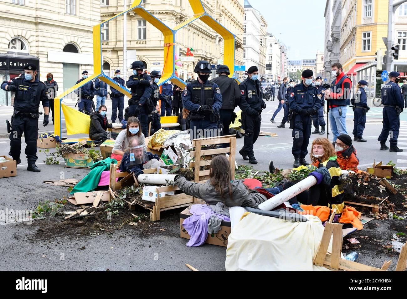 Vienna, Austria. 2 Ott 2020. Dopo diversi disagi in città, gli attivisti della 'ribellione estinzione' hanno bloccato un'altra strada: Operngasse nel centro di Vienna è stato chiuso da ieri notte. Estinzione il blocco della ribellione è stato rotto dalla polizia. Credit: Franz PERC/Alamy Live News Foto Stock