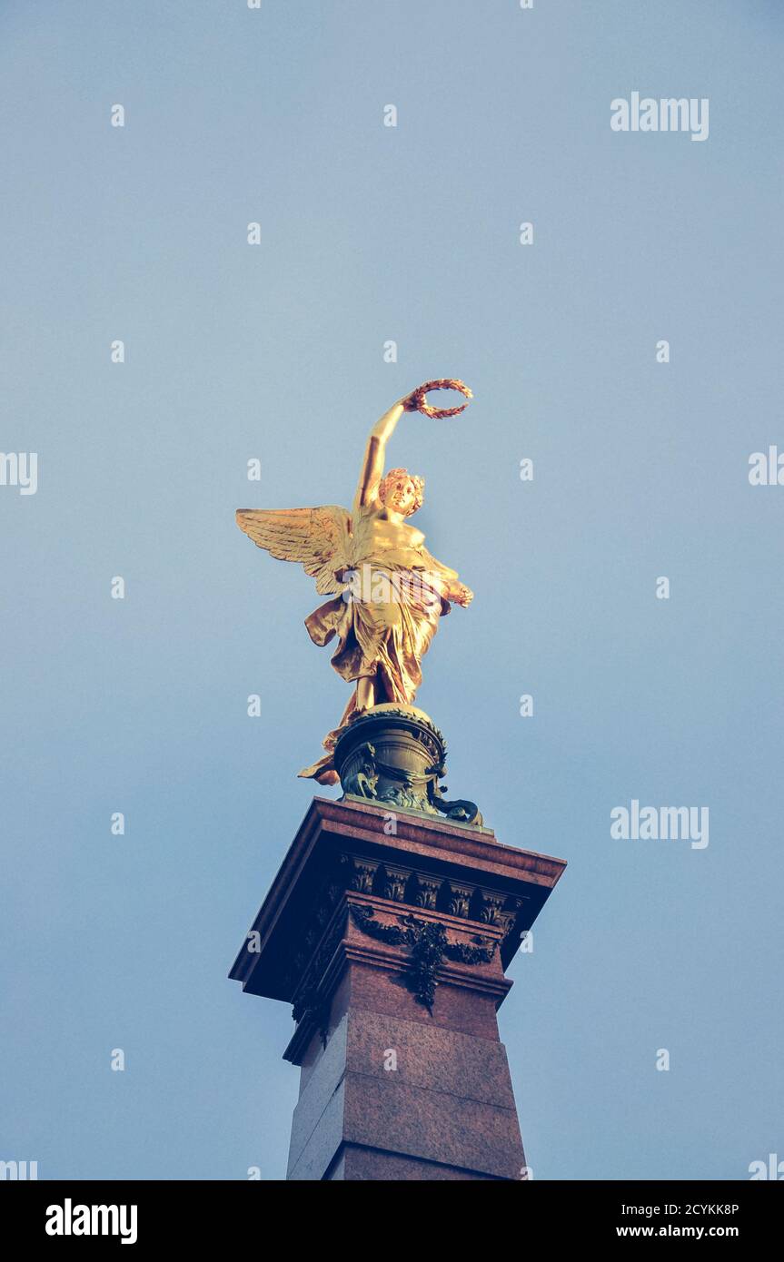 Wien, Austria - Angelo d'oro con corona d'alloro sul monumento di Liebenberg situato di fronte all'Università di Vienna Foto Stock