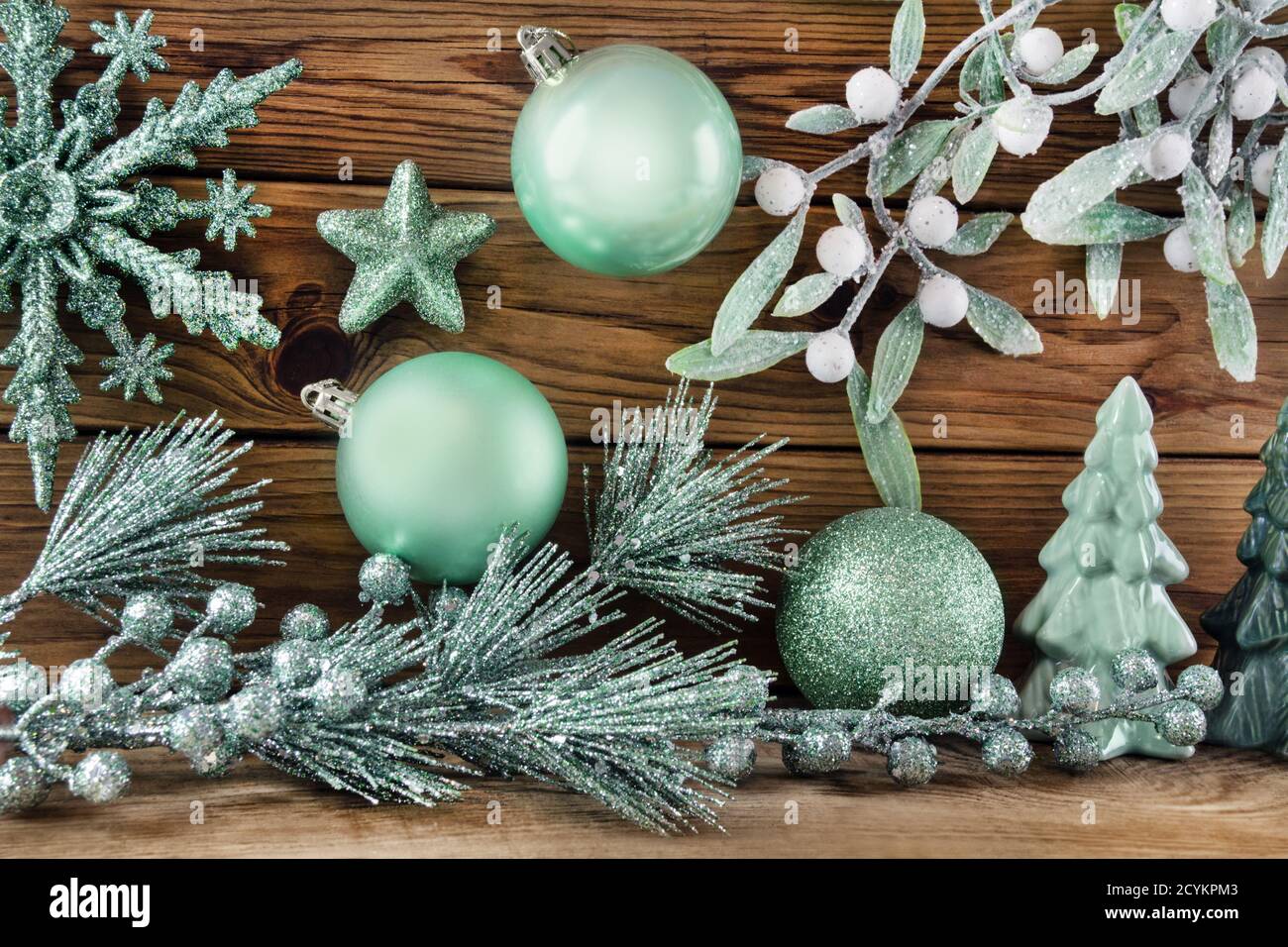 Decorazione di Natale verde su sfondo di legno Foto Stock