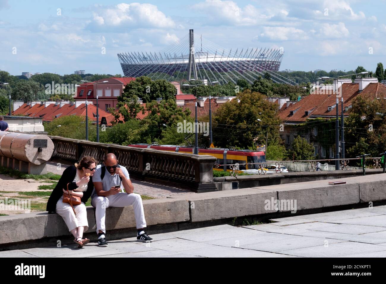 Vista esterna dello Stadio Nazionale di Varsavia, Polonia, Europa con i turisti durante la visita della città Foto Stock