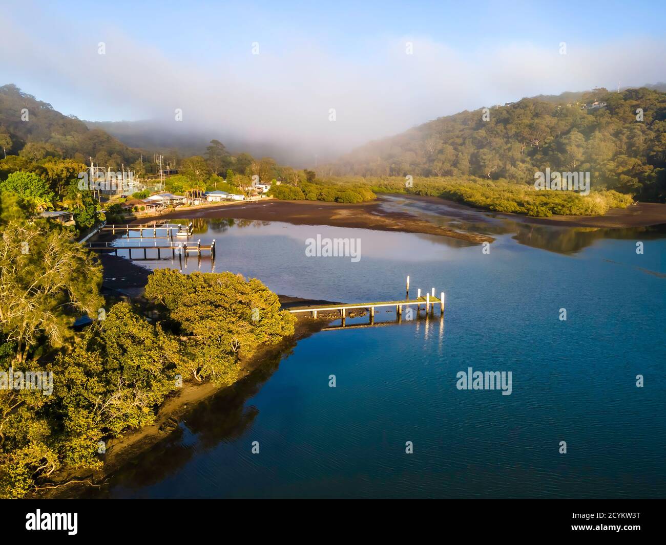 La nebbia della mattina presto si sposta su Horsfield Bay. Cattura aerea dalla baia di Correa a Woy Woy. NSW, Australia Foto Stock