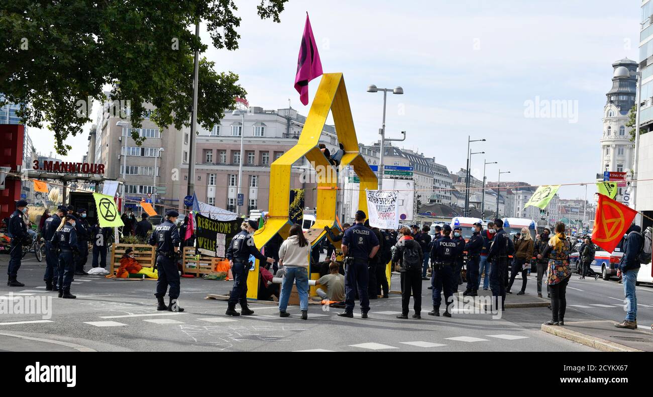 Vienna, Austria. 2 Ott 2020. Dopo diversi disagi in città, gli attivisti della 'ribellione estinzione' hanno bloccato un'altra strada: Operngasse nel centro di Vienna è stato chiuso da ieri notte. Estinzione il blocco della ribellione è stato rotto dalla polizia. Credit: Franz PERC/Alamy Live News Foto Stock