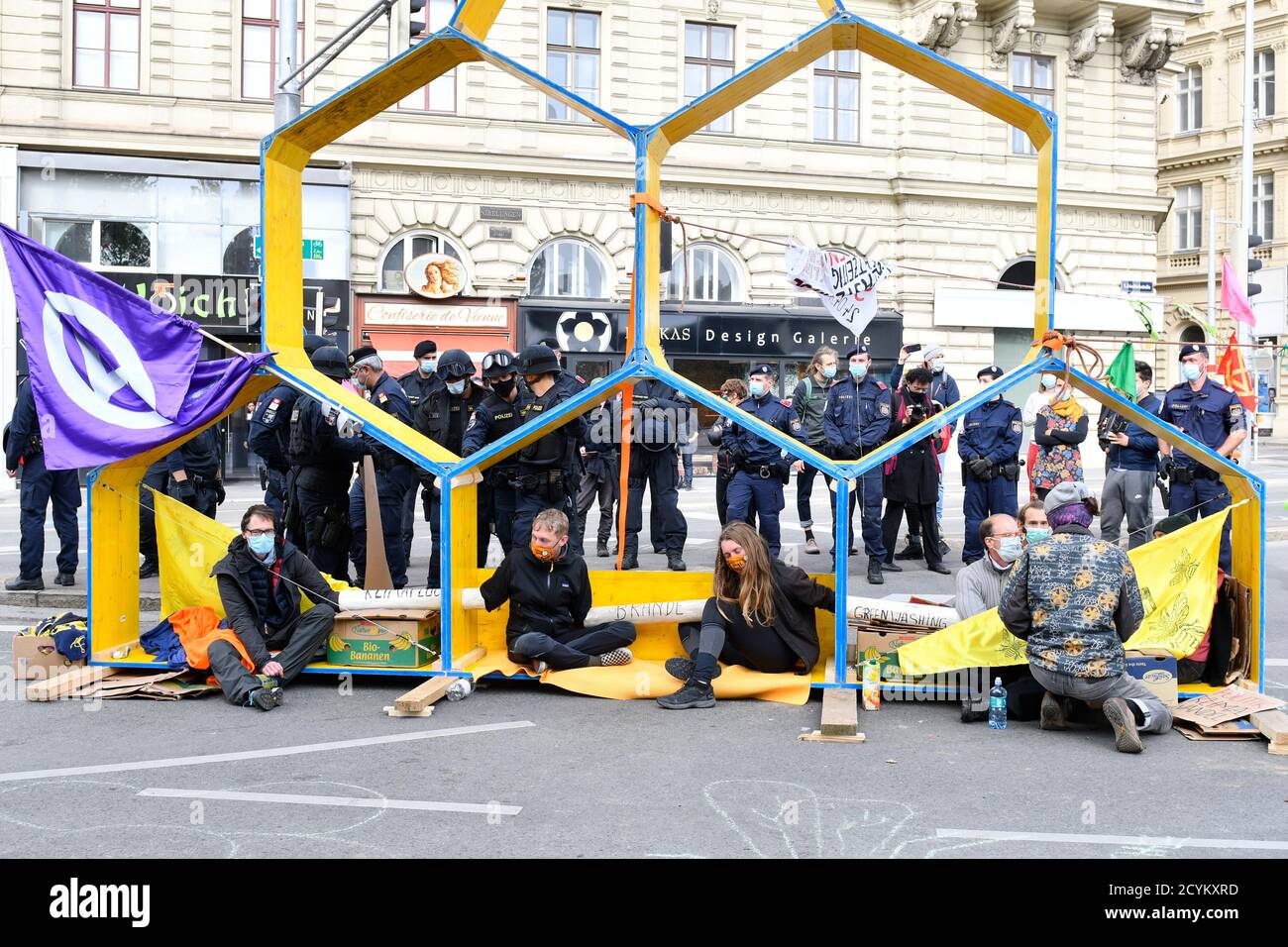 Vienna, Austria. 2 Ott 2020. Dopo diversi disagi in città, gli attivisti della 'ribellione estinzione' hanno bloccato un'altra strada: Operngasse nel centro di Vienna è stato chiuso da ieri notte. Estinzione il blocco della ribellione è stato rotto dalla polizia. Credit: Franz PERC/Alamy Live News Foto Stock