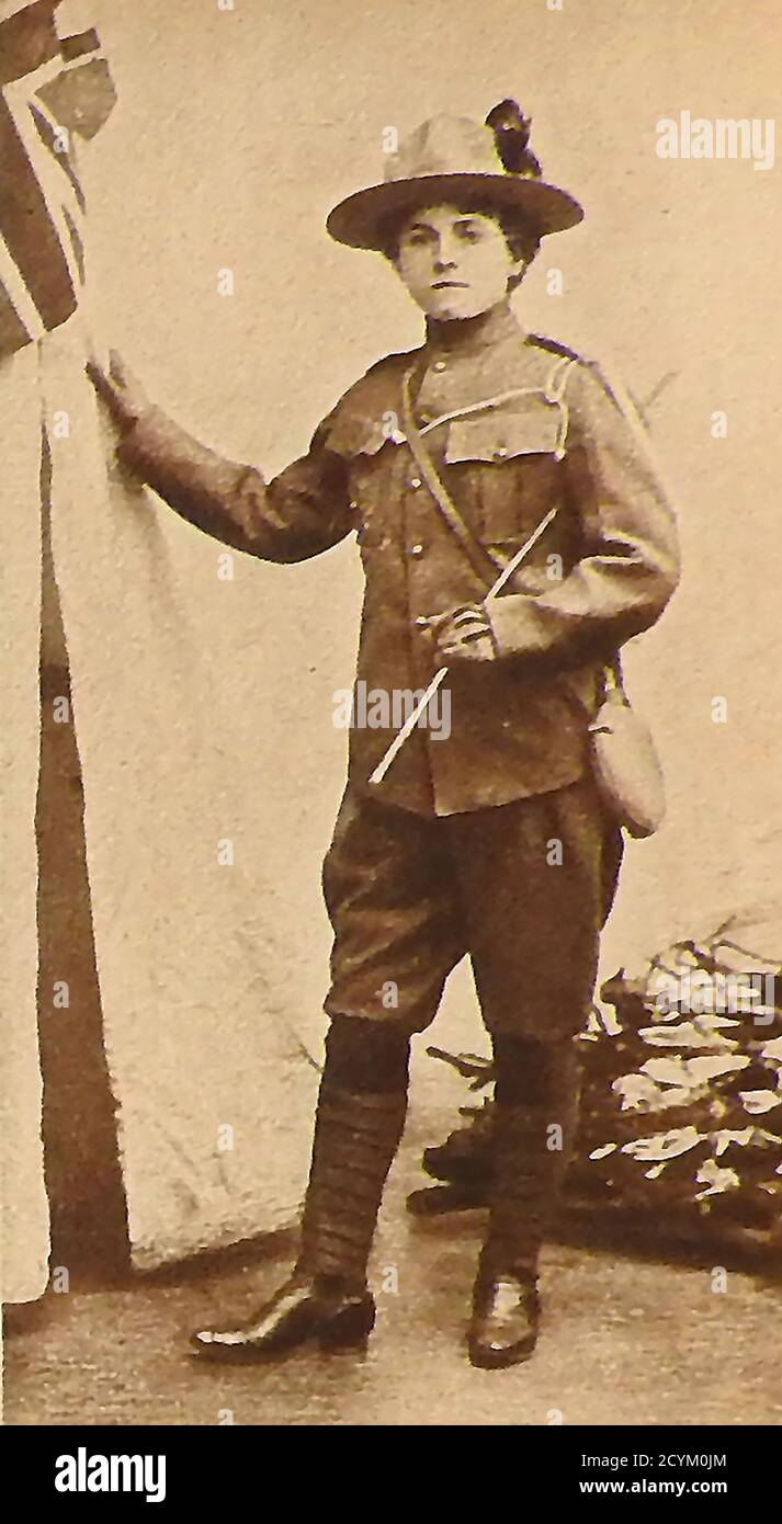 Un raro ritratto del 1900 del poco documentato musicista britannico della sala e cantante patriottico Sable Fern vestito in uniforme militare della guerra di Boer che ancora stava accadendo a quel tempo. Era un'attrice, conosciuta per 'Music-Hall Cavalcade' & 'Stars of Yesterday and Today' (1937). È stata sposata due volte ( Frank V. Leo & Watty Allan) ed è nata e morta a Birmingham, Regno Unito.(1876-1937) Foto Stock