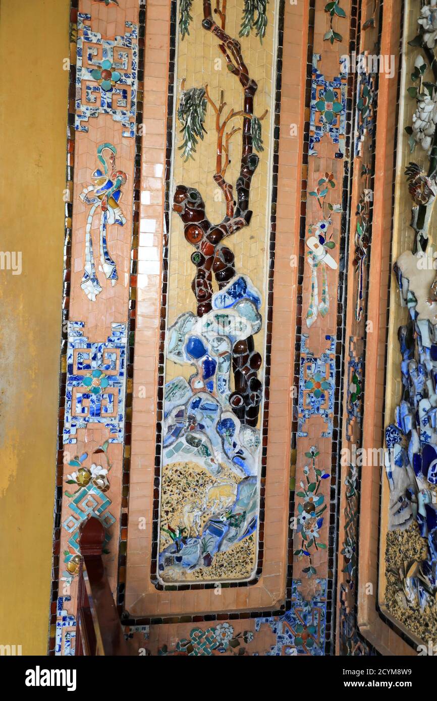 Le piastrelle decorative e i mosaici lavorano negli interni decorati del Mausoleo dell'Imperatore Khai Dinh Royal Tomba, Hue, Vietnam, Asia Foto Stock