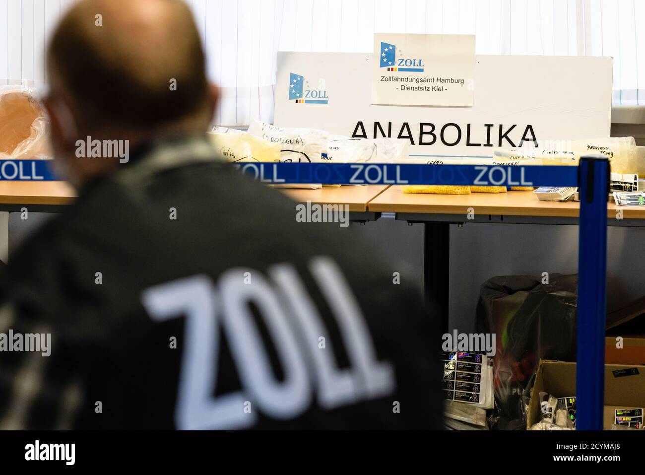 Kiel, Germania. 02 ottobre 2020. Un funzionario doganale deve far fronte alle prove nei locali dell'ufficio doganale di Amburgo, l'ufficio di Kiel. Qui sono stati presentati i risultati delle indagini relative al commercio con sostanze dopanti negli sport popolari. Credit: Frank Molter/dpa/Alamy Live News Foto Stock