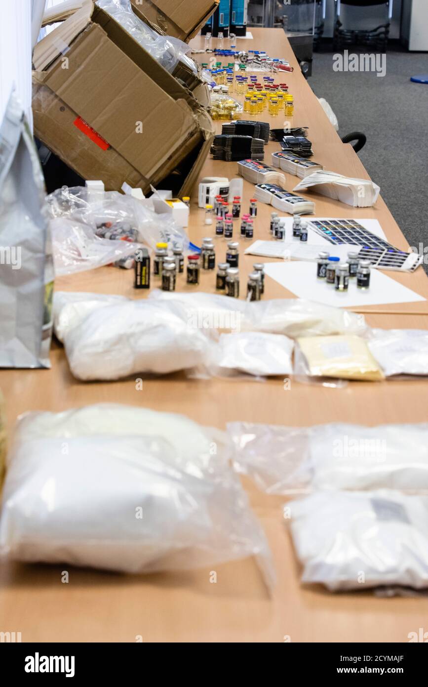 Kiel, Germania. 02 ottobre 2020. Le sostanze dopanti sono collocate in tabelle presso gli uffici dell'Ufficio doganale d'inchiesta di Amburgo, Kiel. In questo caso, i funzionari hanno presentato le prove e i risultati delle indagini condotte in relazione al commercio di sostanze dopanti negli sport popolari. Credit: Frank Molter/dpa/Alamy Live News Foto Stock