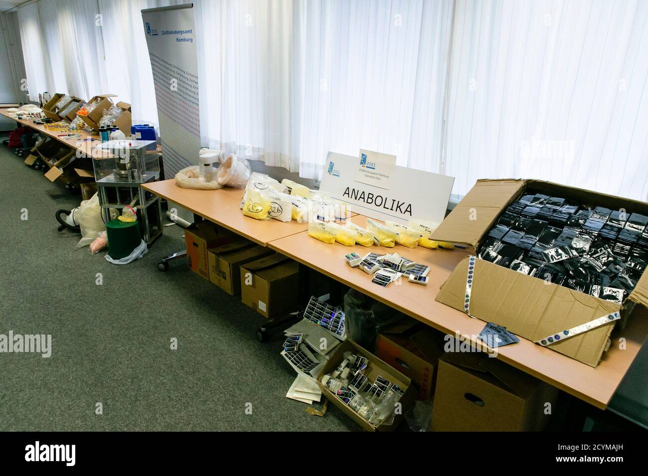 Kiel, Germania. 02 ottobre 2020. Le prove sono riportate nelle tabelle degli uffici dell'ufficio doganale di Amburgo a Kiel. I risultati delle indagini relative al commercio delle sostanze dopanti negli sport popolari sono stati presentati qui. Credit: Frank Molter/dpa/Alamy Live News Foto Stock