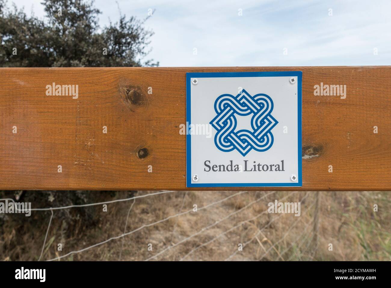 Senda Litoral, segno a passerella ponte, Guadalhorce riserva naturale, che collega le spiagge della Costa del Sol, Malaga, Andalusia, Spagna. Foto Stock