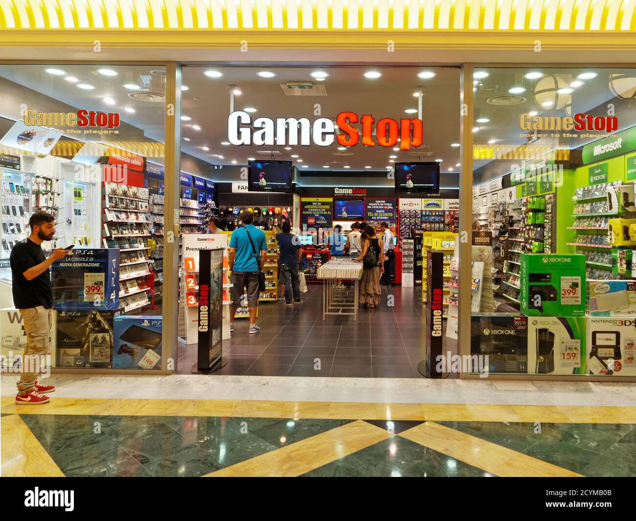 ROMA, ITALIA - 21 GIUGNO 2015. Gamestop Store a Roma, Italia con la gente  che acquista. Gamestop è un rivenditore americano di videogiochi Foto stock  - Alamy
