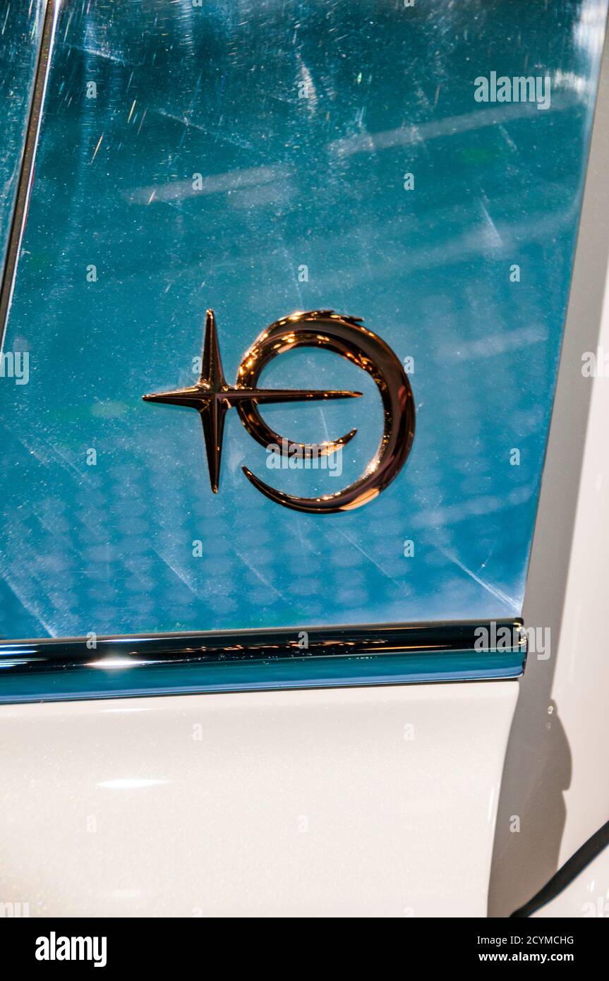 9+ logo visto su una limousine Hongqi H9+ al Beijing Auto Show 2020. Foto Stock