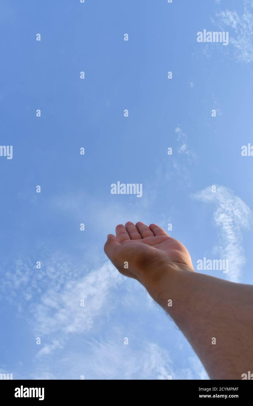 Man mano posizione, cercare di toccare il cielo Foto Stock