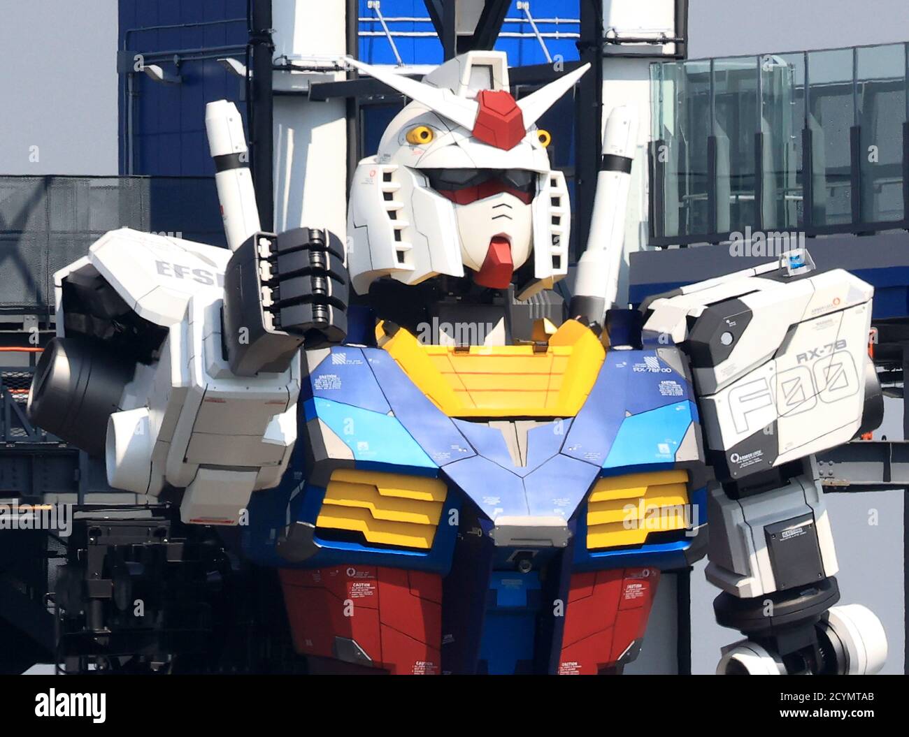Yokohama, Giappone. 2 Ott 2020. Un robot di 18 metri di altezza Gundam si trova in un verruca a Yokohama, nella periferia di Tokyo, il 2 ottobre 2020. Il Gundam in scala completa, nato da un'animazione televisiva, può spostare un totale di 24 giunti e sarà aperto al pubblico a dicembre. Credit: Yoshio Tsunoda/AFLO/Alamy Live News Foto Stock
