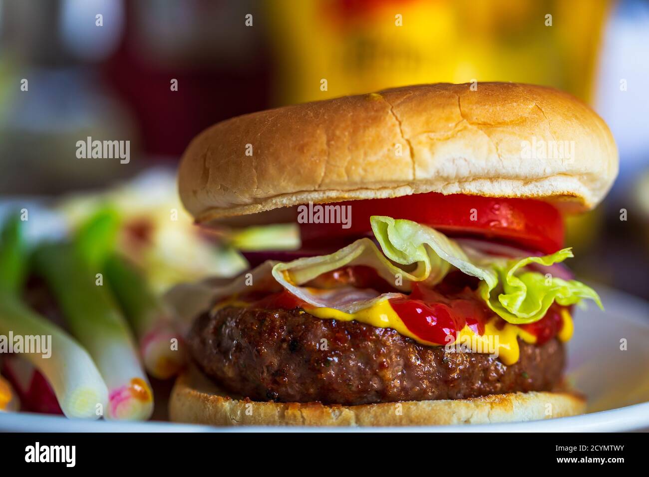 Burger di manzo fresco Juicy in un BAP tostato Foto Stock