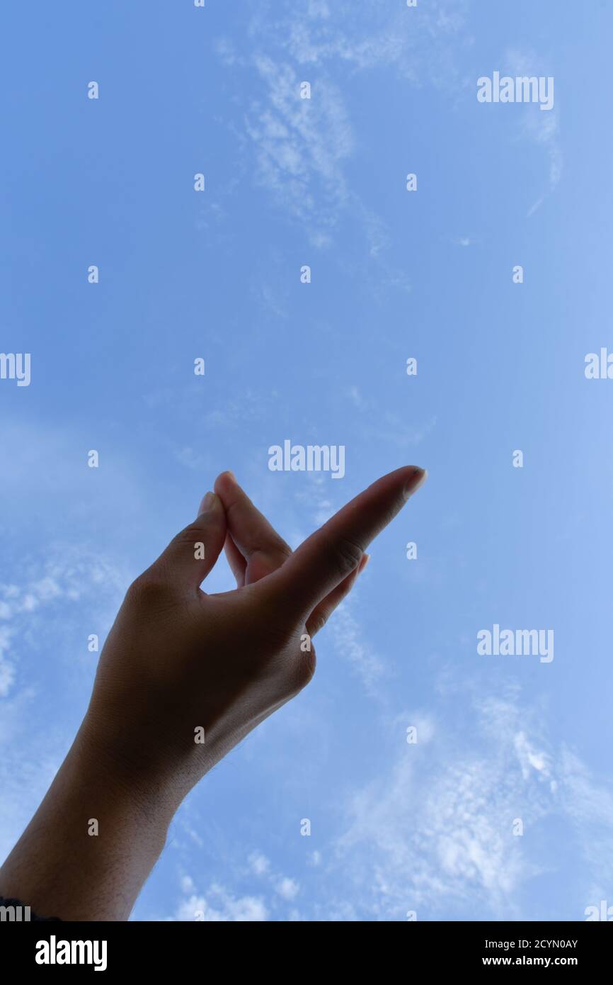 Man mano posizione, cercare di toccare il cielo Foto Stock