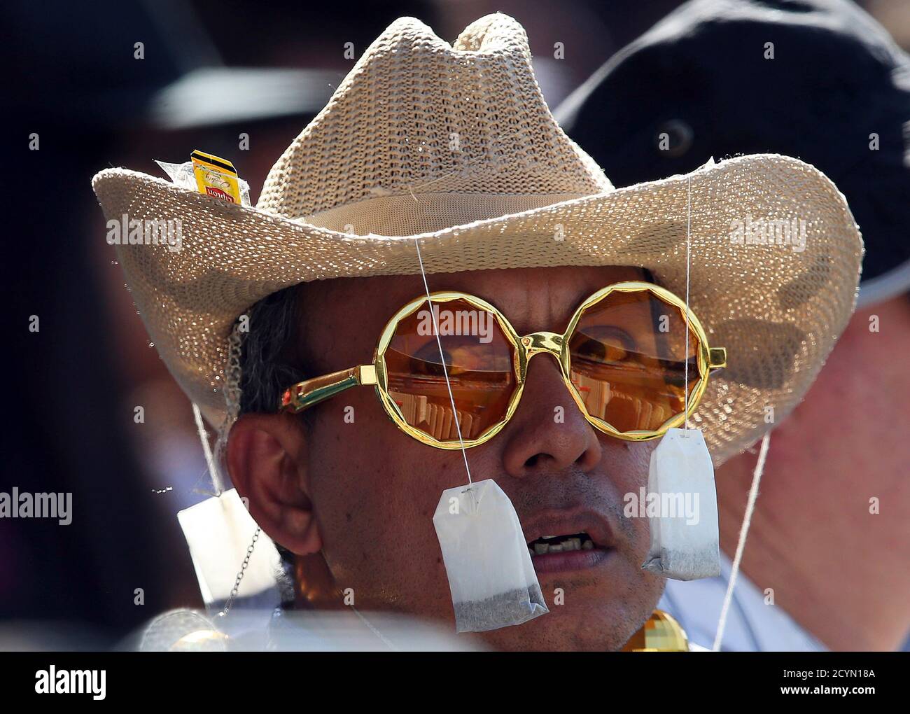 Un uomo indossa un cappello con bustine di tè appese da esso mentre guarda  il quarto finale della Coppa del mondo di Cricket tra Sri Lanka e Sud  Africa al Sydney Cricket