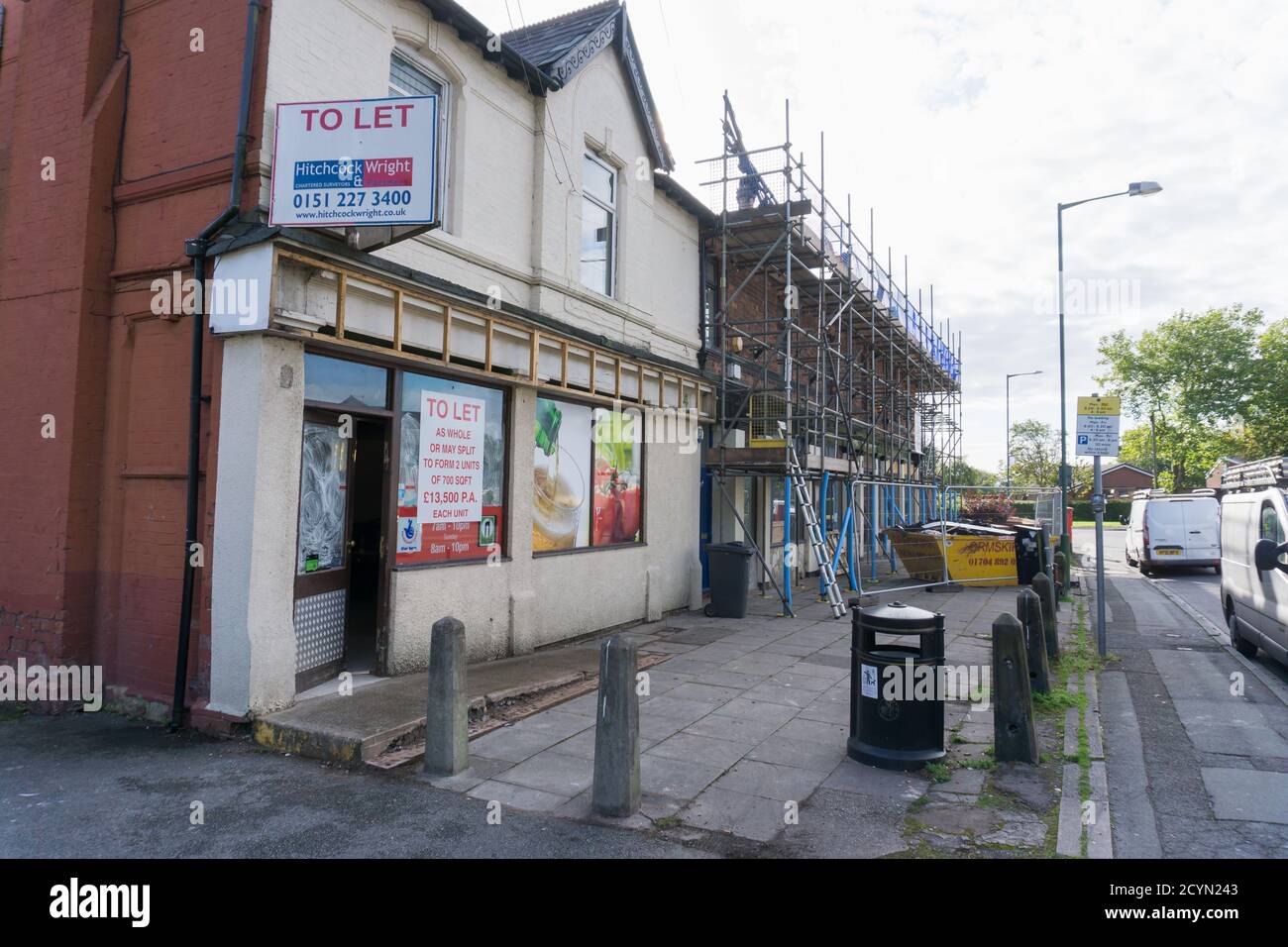 Una fila di negozi di alta strada vuoti con impalcature essere Ristrutturato nel Lancashire Town Green Aughton West Foto Stock