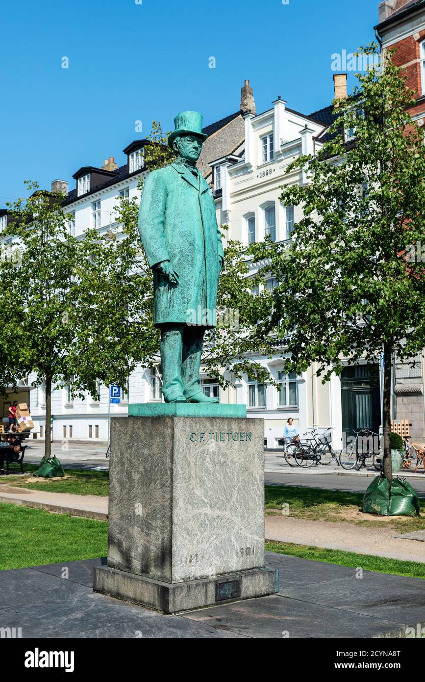 Copenaghen, Danimarca - 27 agosto 2019: Statua di C. F. Tietgen, finanziere e industriale danese, a Sankt Annæ Plads (St Ann Square) a Copenhagen, Foto Stock