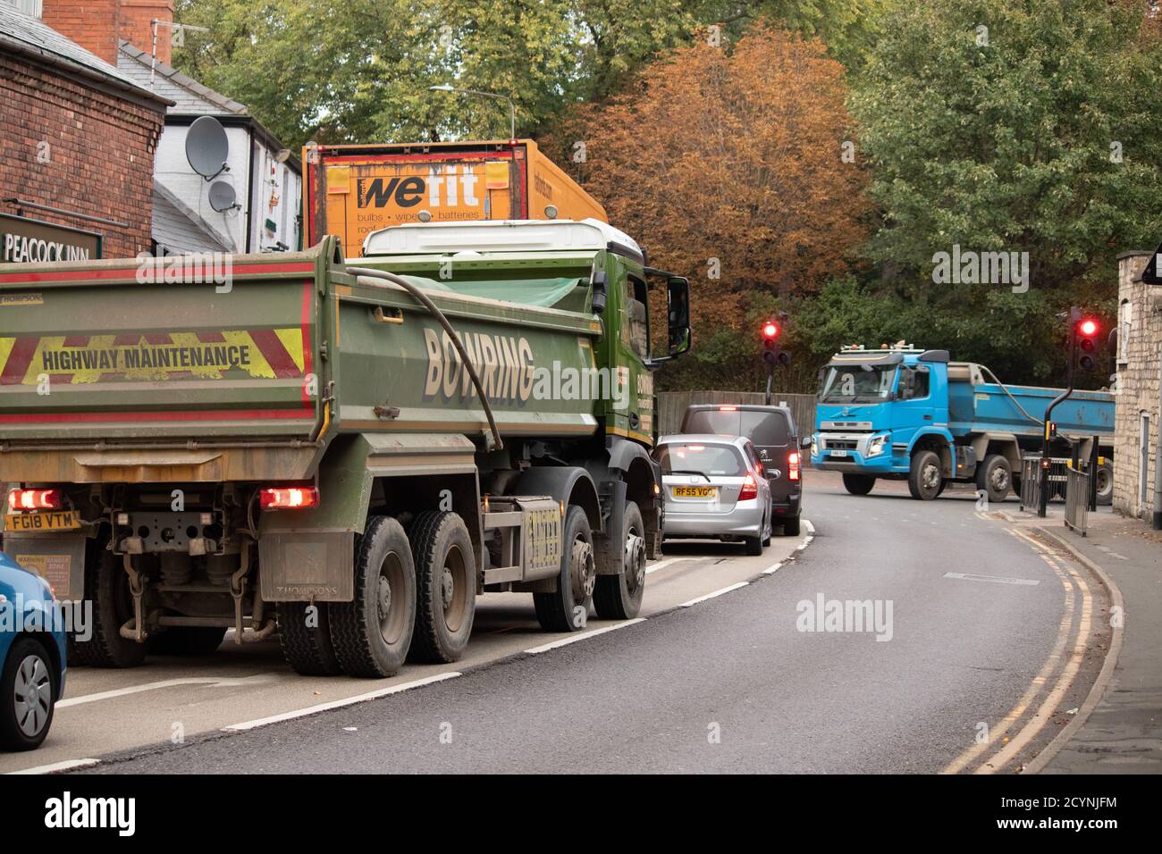 Traffico durante l'ora di punta al bivio di Wragby Road (A15) e Greetwell Road. Il trafficato incrocio si trova nella zona in salita di Lincoln e a meno di 5 minuti a piedi dalla Cattedrale di Lincoln. Foto Stock