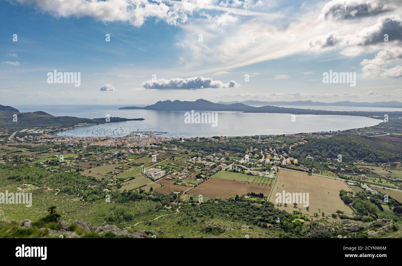 La baia di pollensa si trova nella catena montuosa della Serra de Tramuntana, una catena montuosa che corre lungo la costa nord-occidentale di Maiorca. Foto Stock