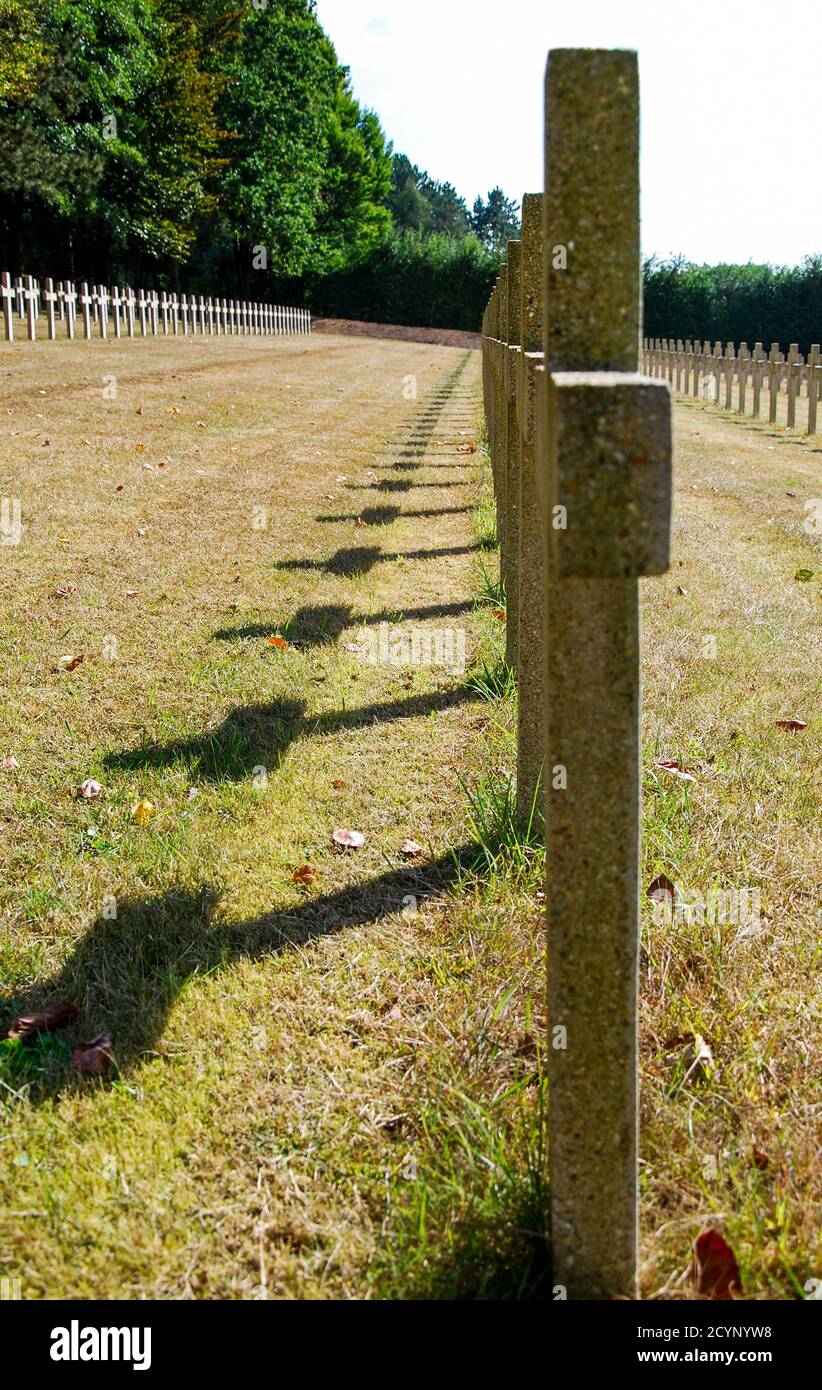 Una fila di croci di pietra in un cimitero militare Foto Stock