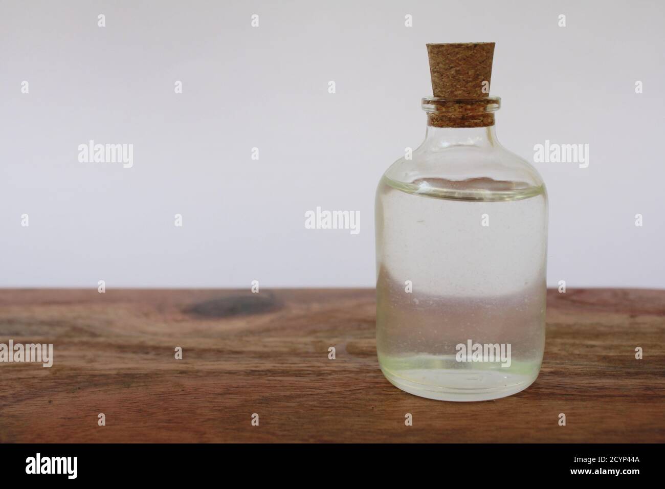 Bottiglie in vetro trasparente con oli essenziali Foto Stock