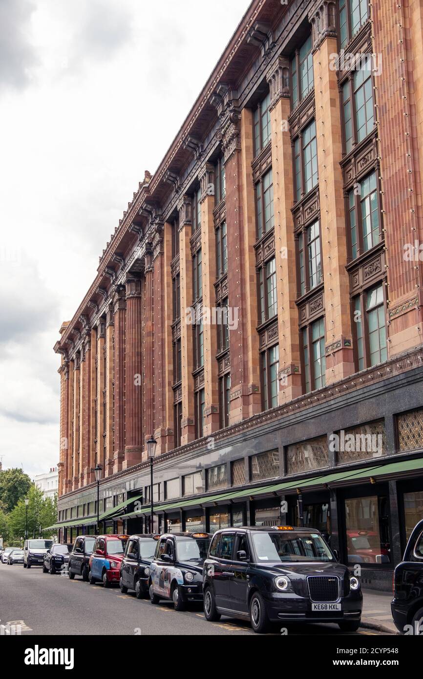 Una fila di taxi fuori da Harrods a Knightsbridge, Londra, Regno Unito. Foto Stock