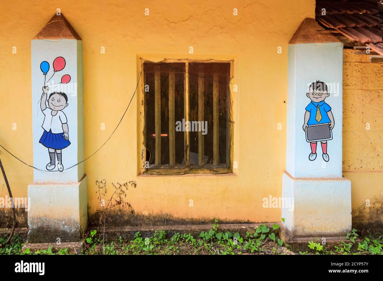 Murales divertenti sulle pareti di una scuola sulla spiaggia di Ezhara, a sud di Kannur sulla costa nord del Kerala; Mokkadavth, Kannur, Kerala, India Foto Stock