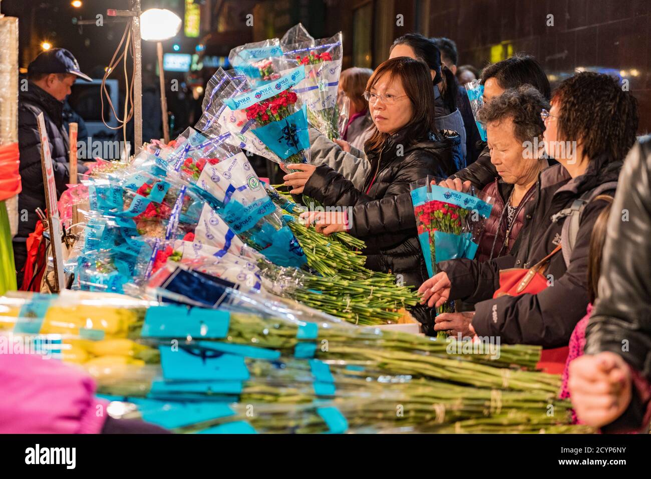 La città di New York New York, Feb 14, 2018: Le donne acquistare fiori di San Valentino nella città di New York Foto Stock
