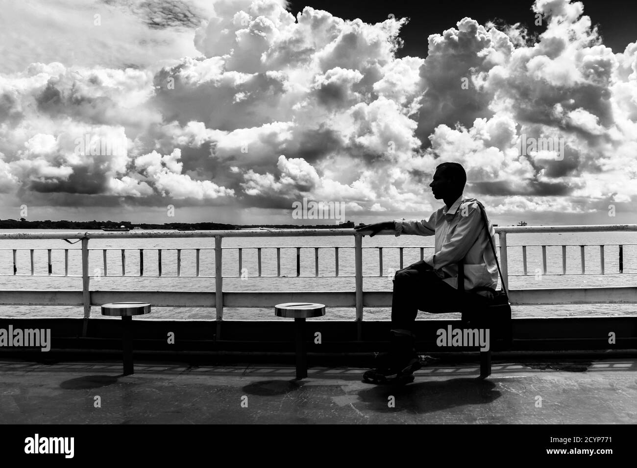 Un uomo che viaggia da solo al villaggio per lancio. Foto Stock