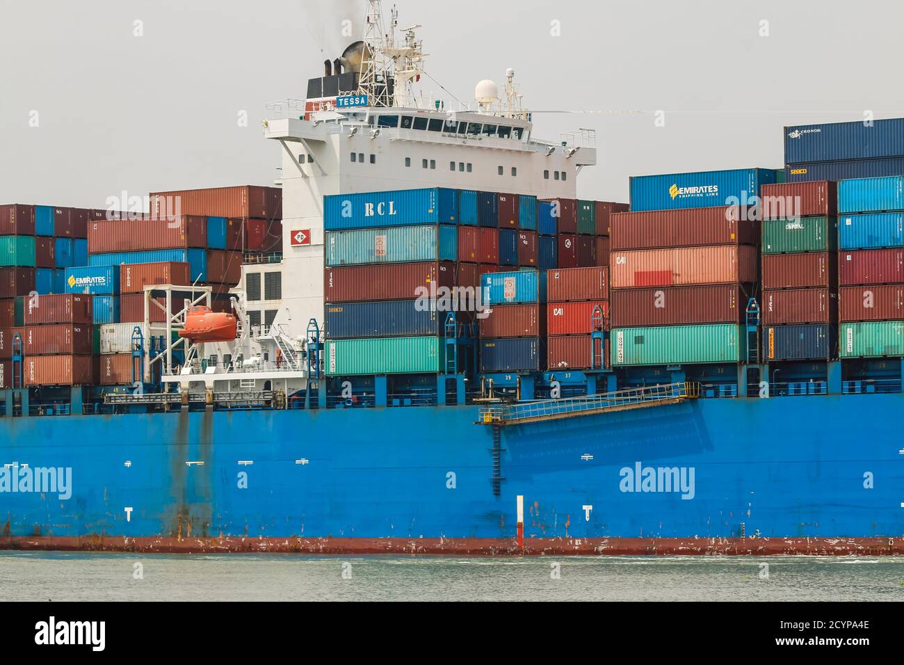 Nave con container che passa da Fort Cochin sul lago Vembanad durante il tragitto verso il terminal Vallarpadam, uno dei porti più grandi dell'India; Fort Cochin, Kochi, Kerala, India Foto Stock