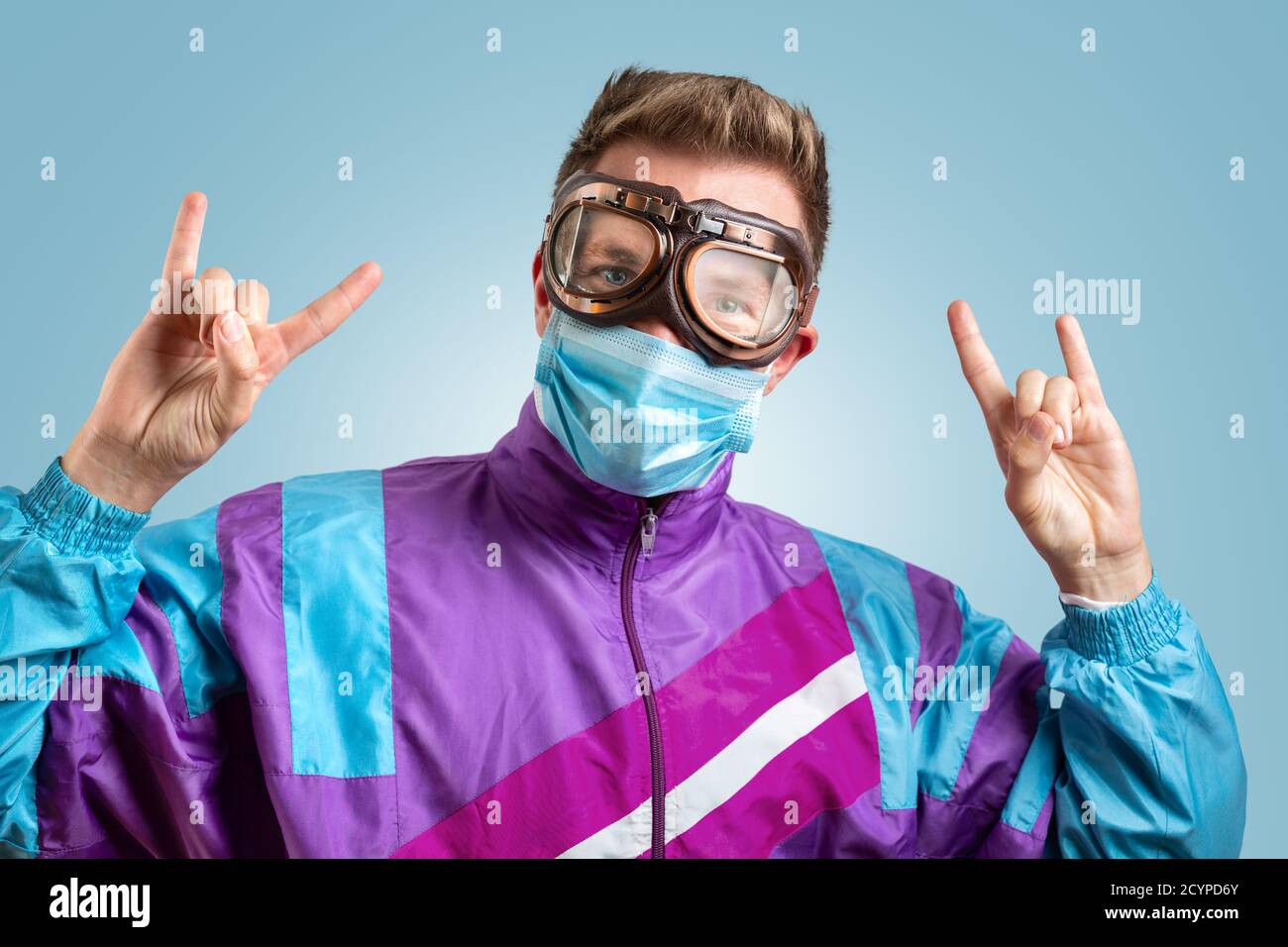 Divertente ritratto di un giovane con occhiali e maschera impazzire Foto Stock